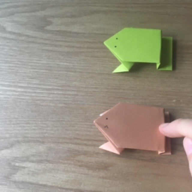 折り紙のカエルがぴょこぴょこと飛ぶよ 子供でも出来る簡単な折り方 できルンです