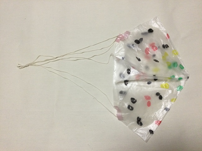 おもちゃのパラシュートの作り方 ビニール袋でつくる簡単工作ふわふわパラシュート できルンです